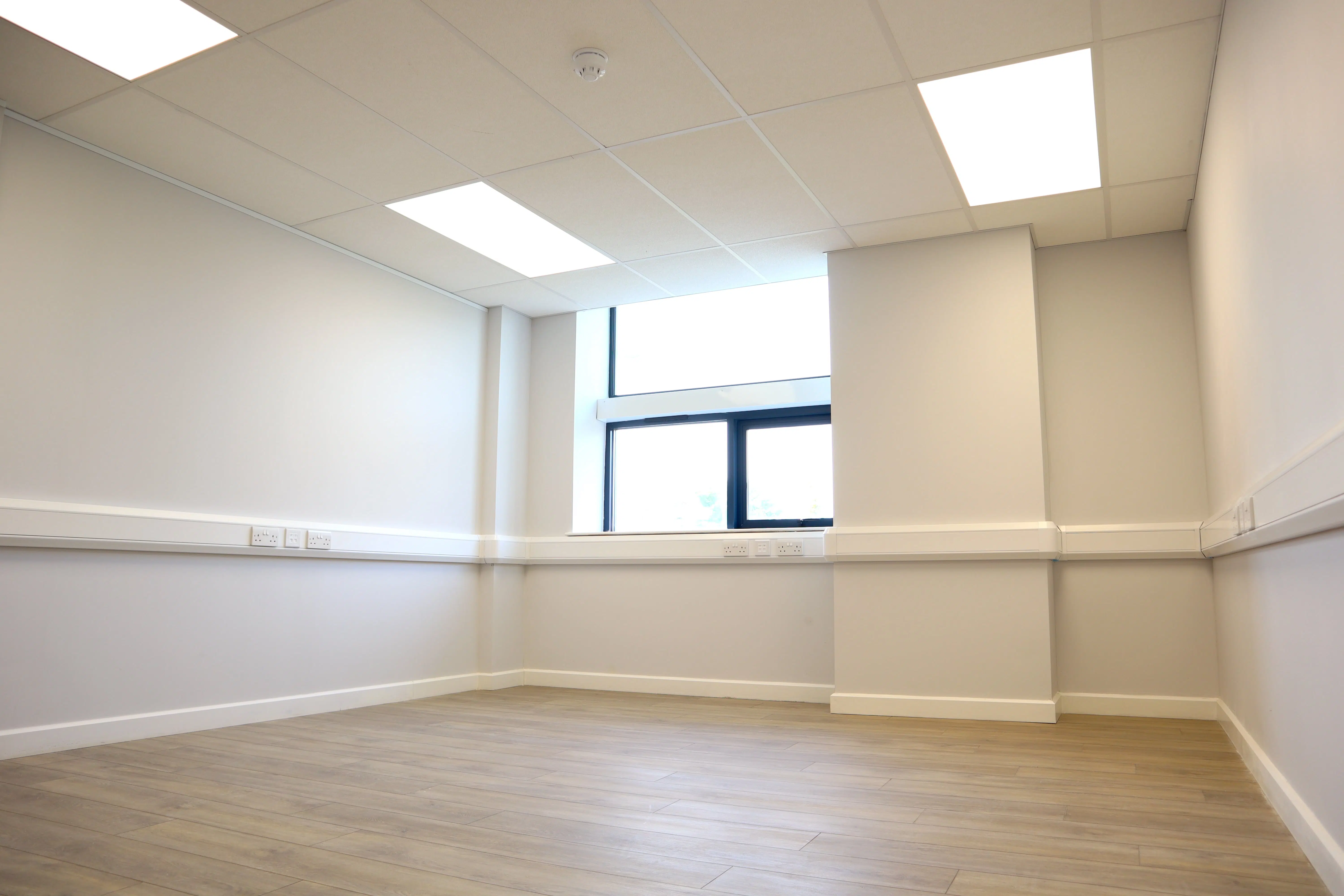 Clean, bright empty room Office Space in Newmarket